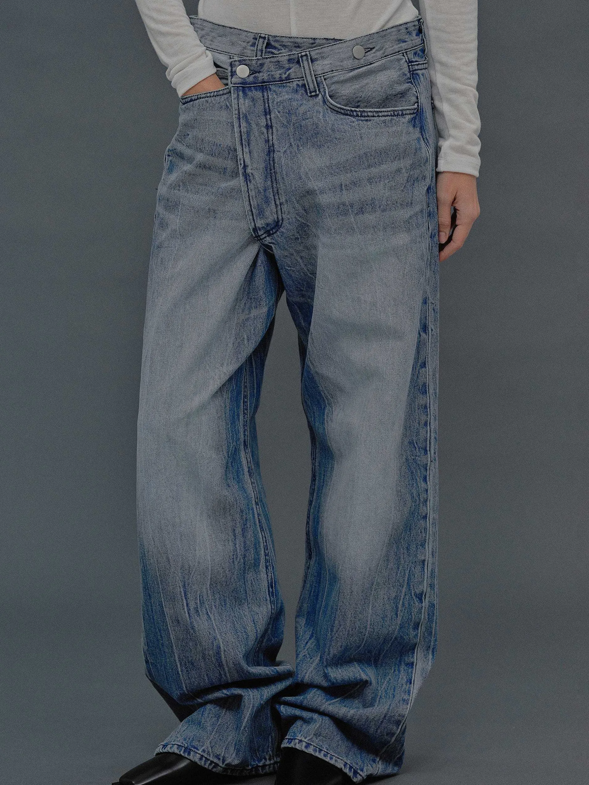 Frauen Source Unknown Denim<Dekonstruierte Crossover-Jeans, Mittelblau