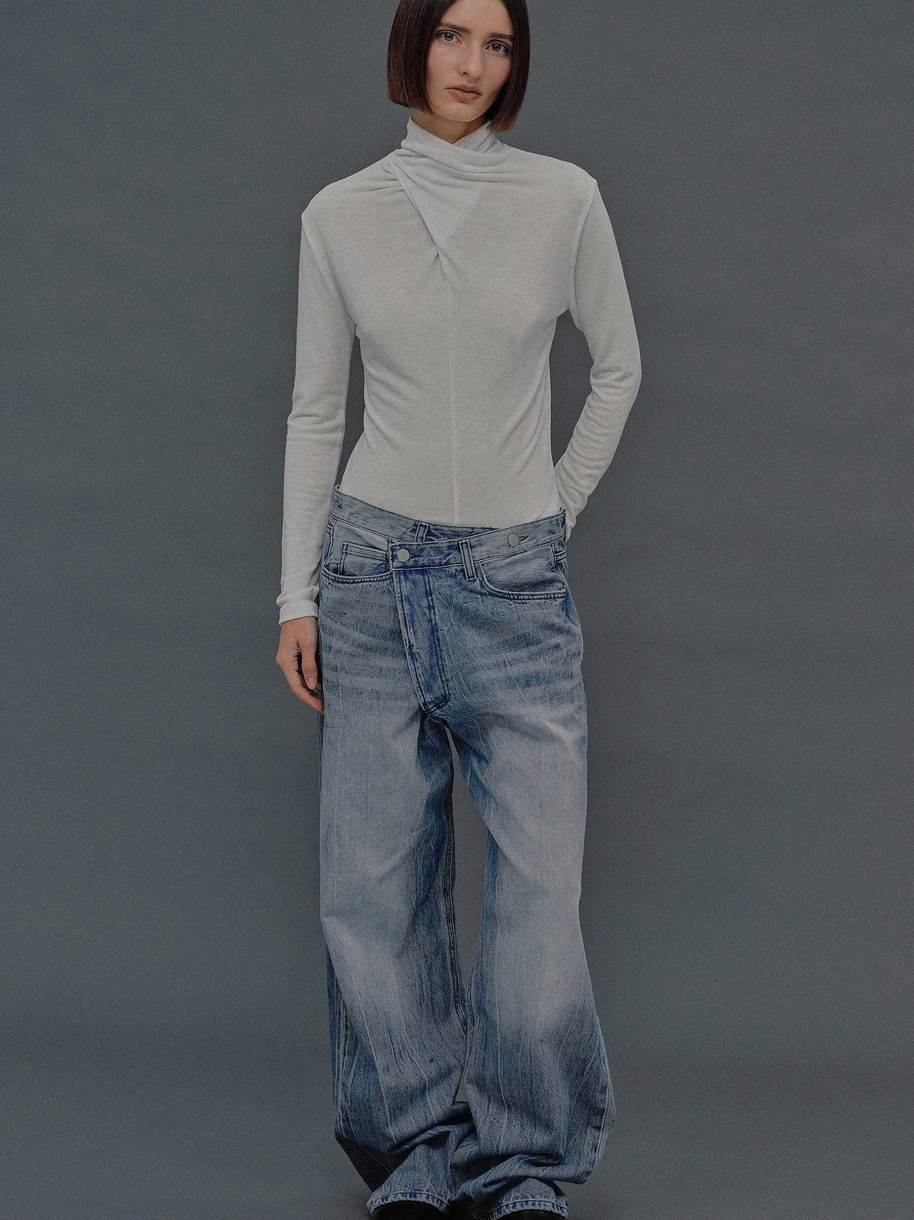 Frauen Source Unknown Denim<Dekonstruierte Crossover-Jeans, Mittelblau