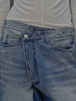 Frauen Source Unknown Denim<Dekonstruierte Crossover-Jeans, Mittelblau