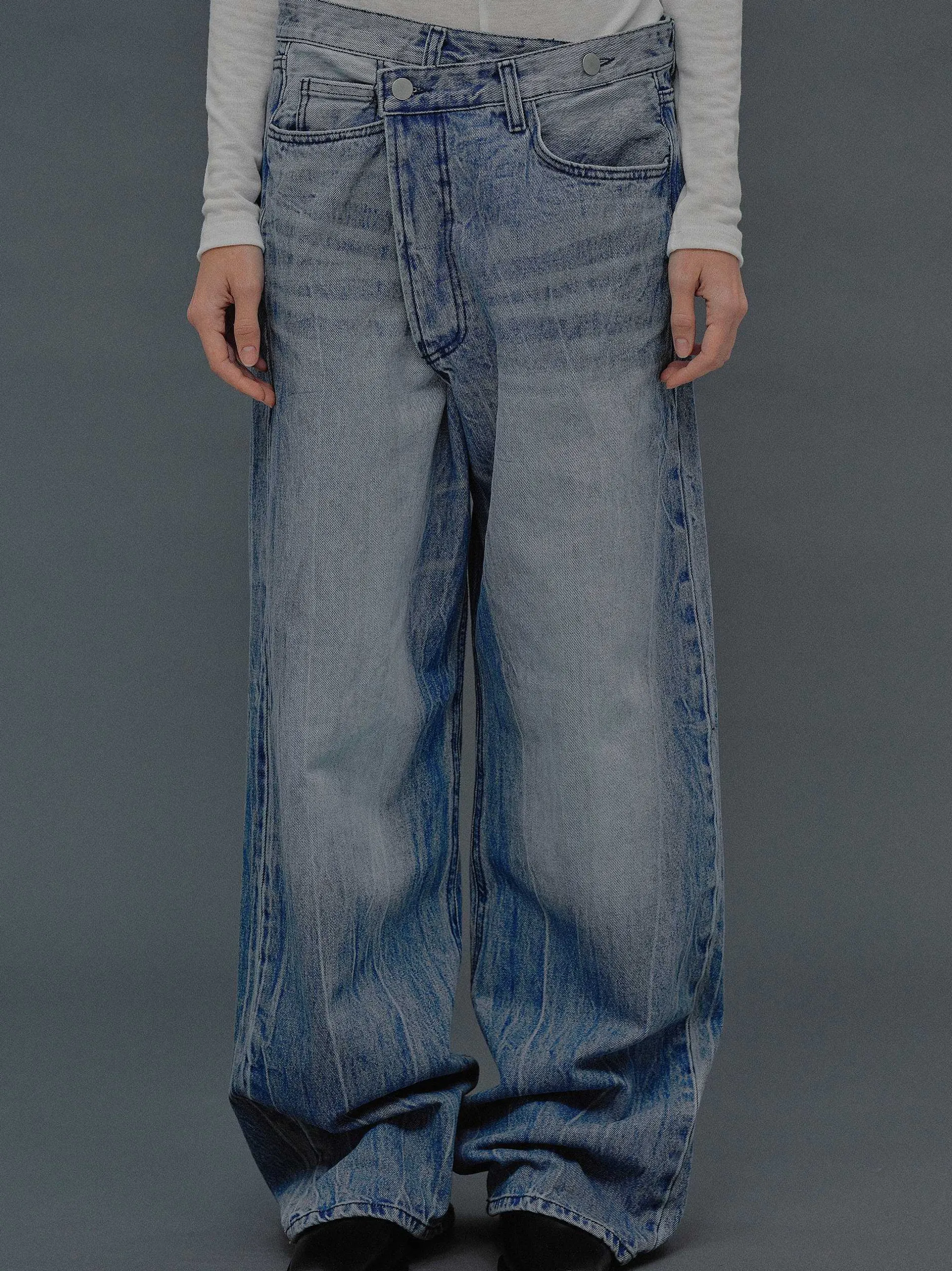 Frauen Source Unknown Kleidung<Dekonstruierte Crossover-Jeans, Mittelblau