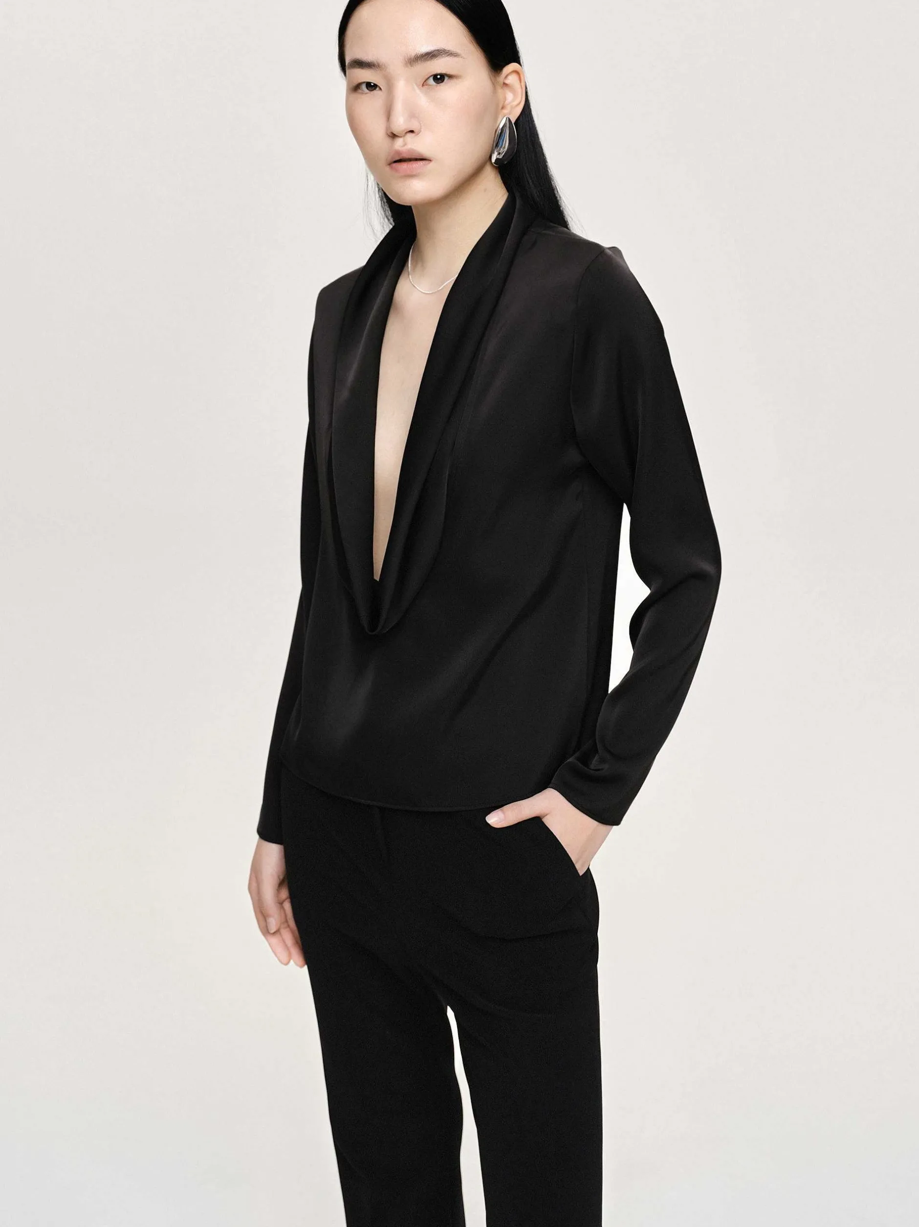 Frauen Source Unknown Oberteile<Leiva Bluse Mit Wasserfallausschnitt, Schwarz