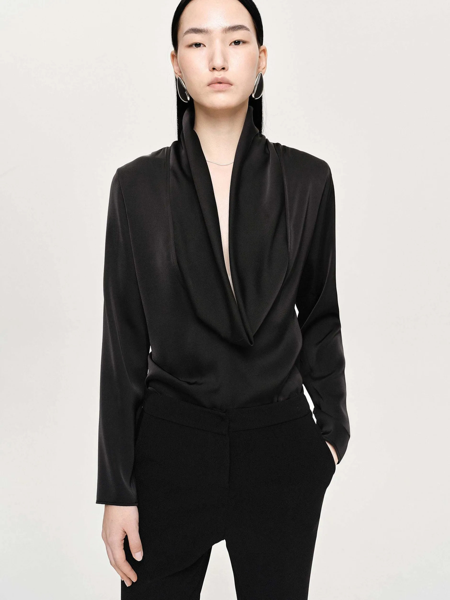 Frauen Source Unknown Kleidung<Leiva Bluse Mit Wasserfallausschnitt, Schwarz